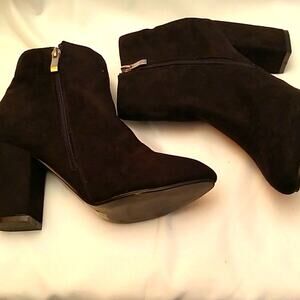 Women's Essex Glam black suede ankle boot. Size 5